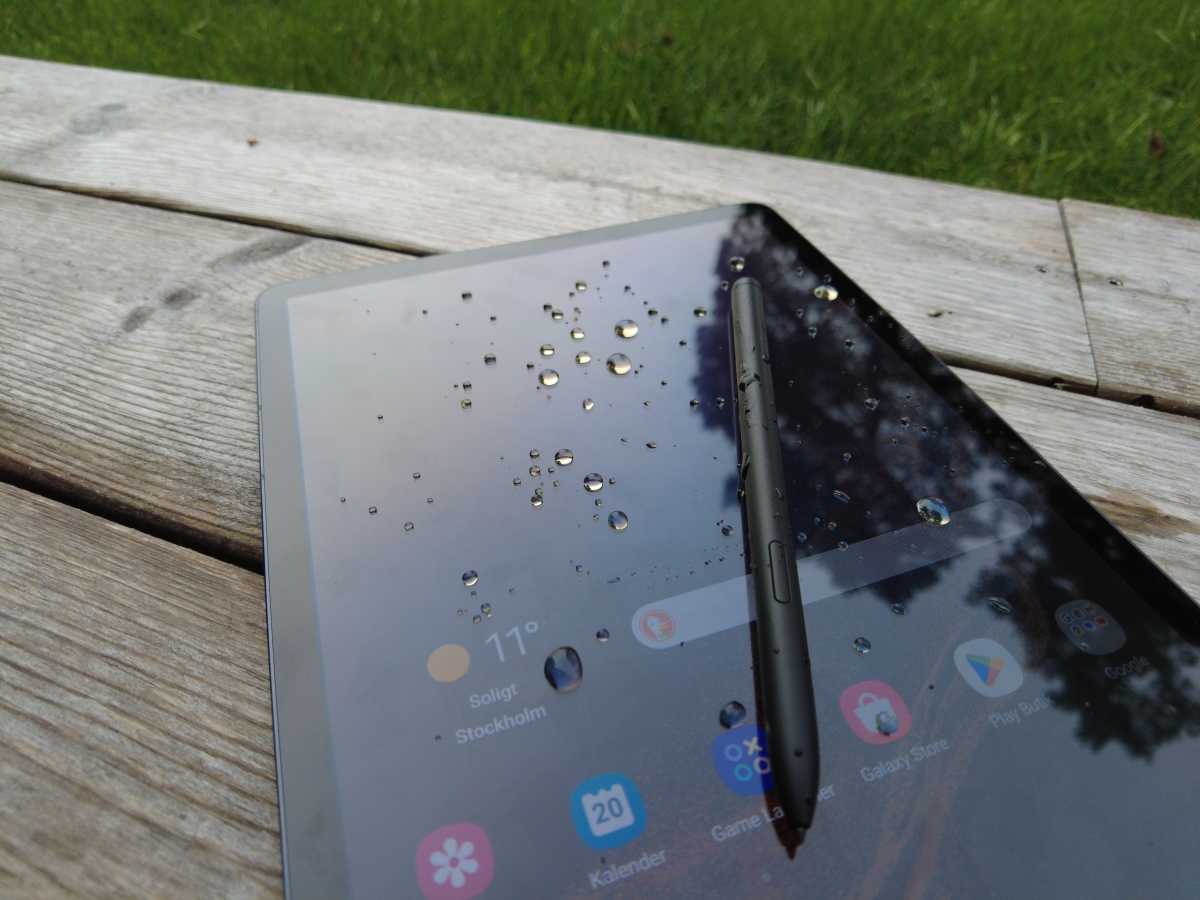 Wassertropfen auf dem Display des Galaxy Tab S9.  Der S-Pen liegt oben.