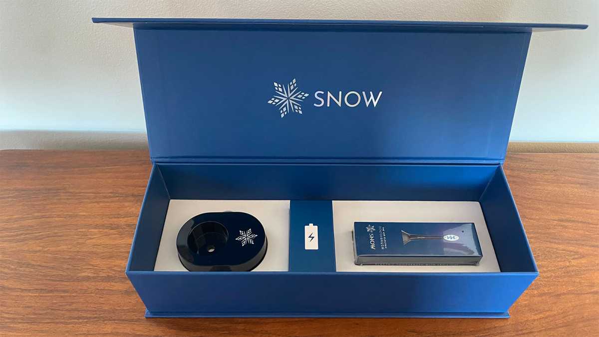 Snow presentation box open to show charger and spare brush head