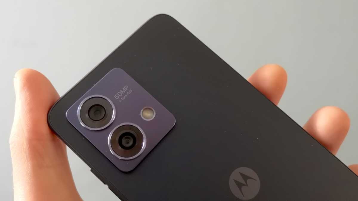 Eine Nahaufnahme der Hauptkameraobjektive des Motorola Moto G84 5G