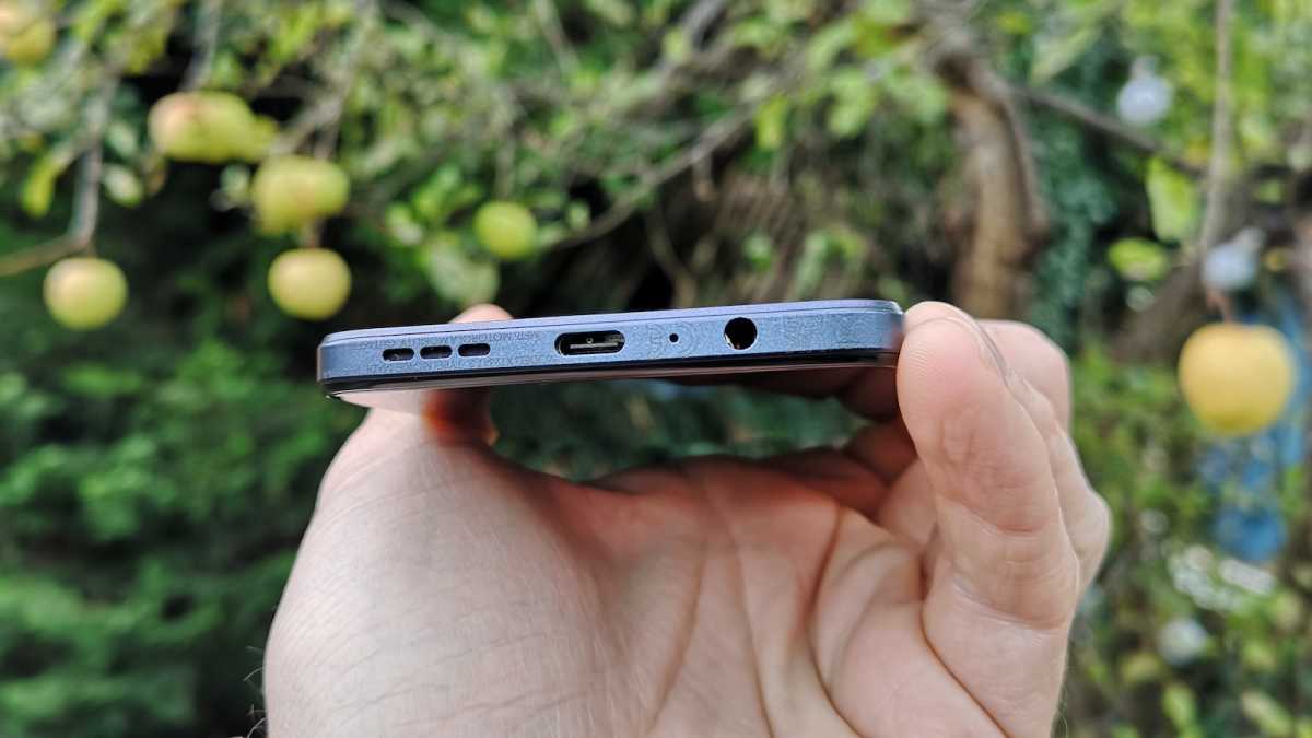 Eine Nahaufnahme der Unterkante des Motorola Moto G84 5G mit Details zum externen Lautsprecher, dem USB-C-Anschluss und der 3,5-mm-Kopfhörerbuchse