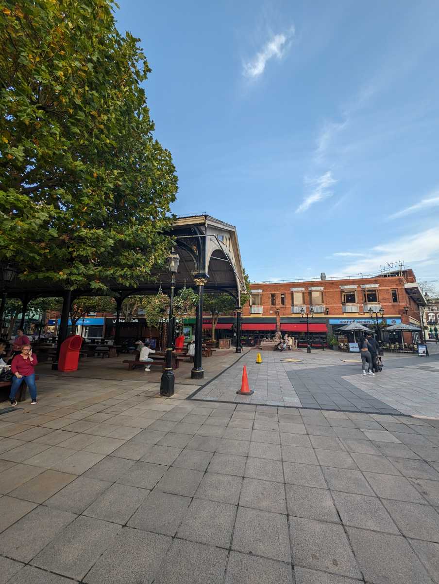 Pixel 8 Pro - 48Mp wide-angle camera - town centre