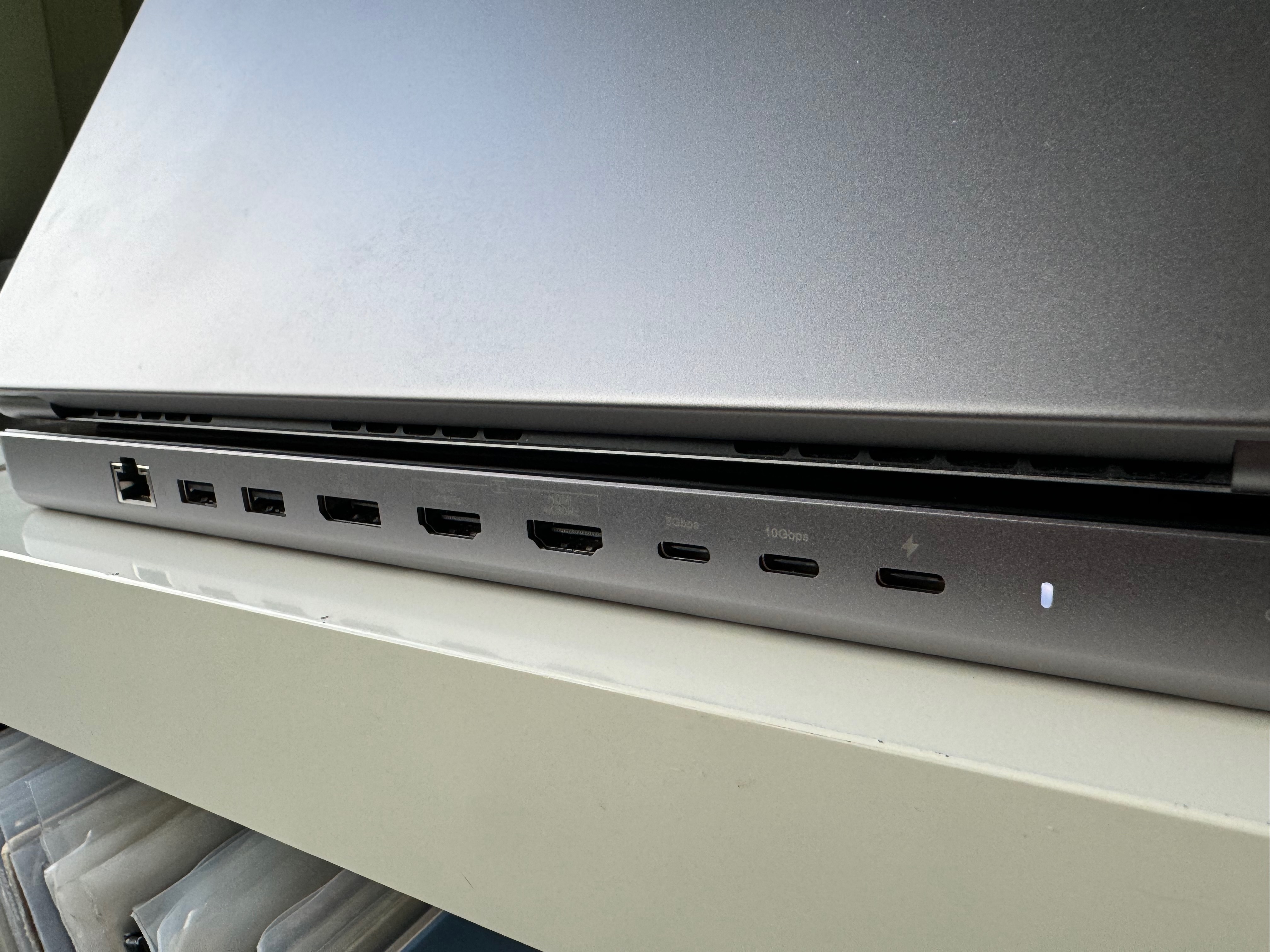 Satechi USB-C Dual Dock Stand ger dig många usb-portar