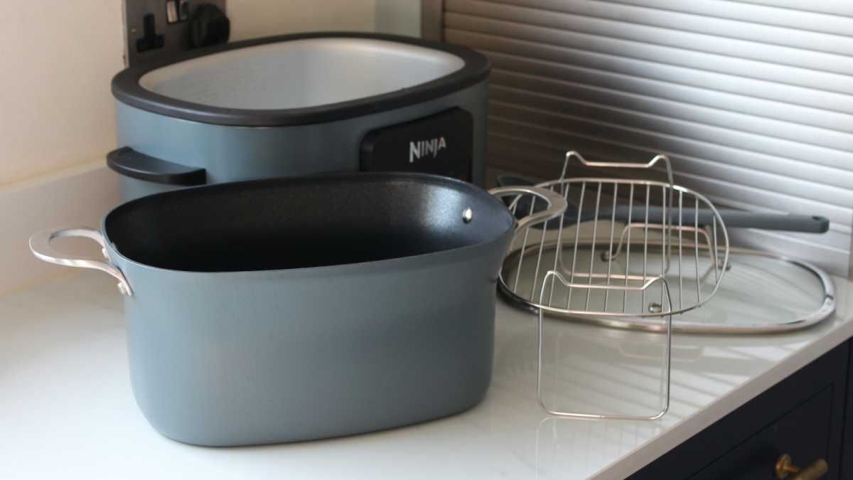 Complete Ninja Foodi Possible kit: cooking pot, steamer, lid and spoon