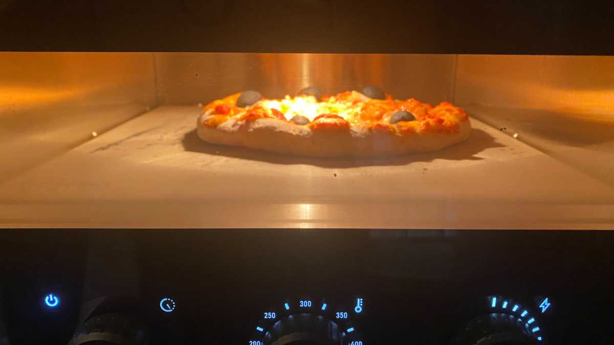 Pizza cooking in Ooni Volt 12