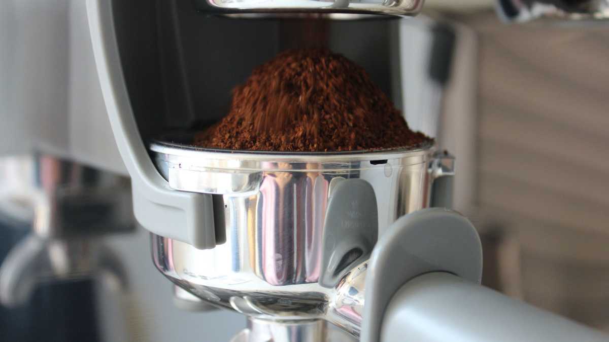 Smeg EGF03 doses ground coffee into the filter holder