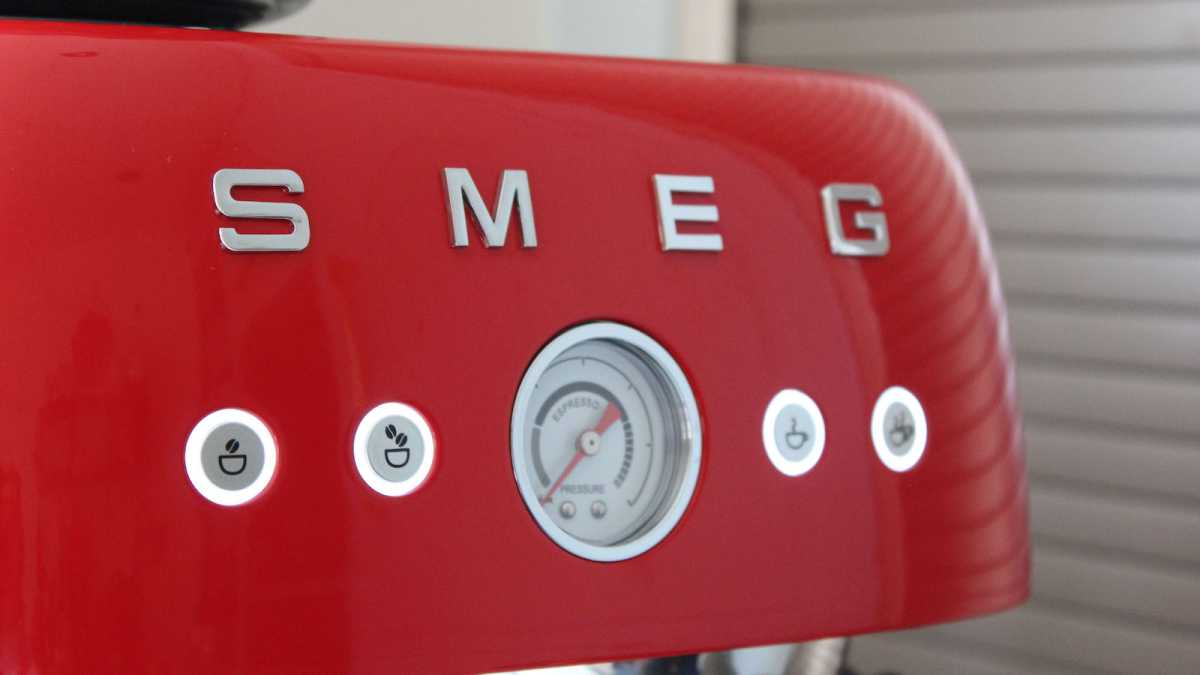 Smeg lanza la nueva cafetera con molinillo integrado EGF03 - Menaje de Mesa  y Cocina