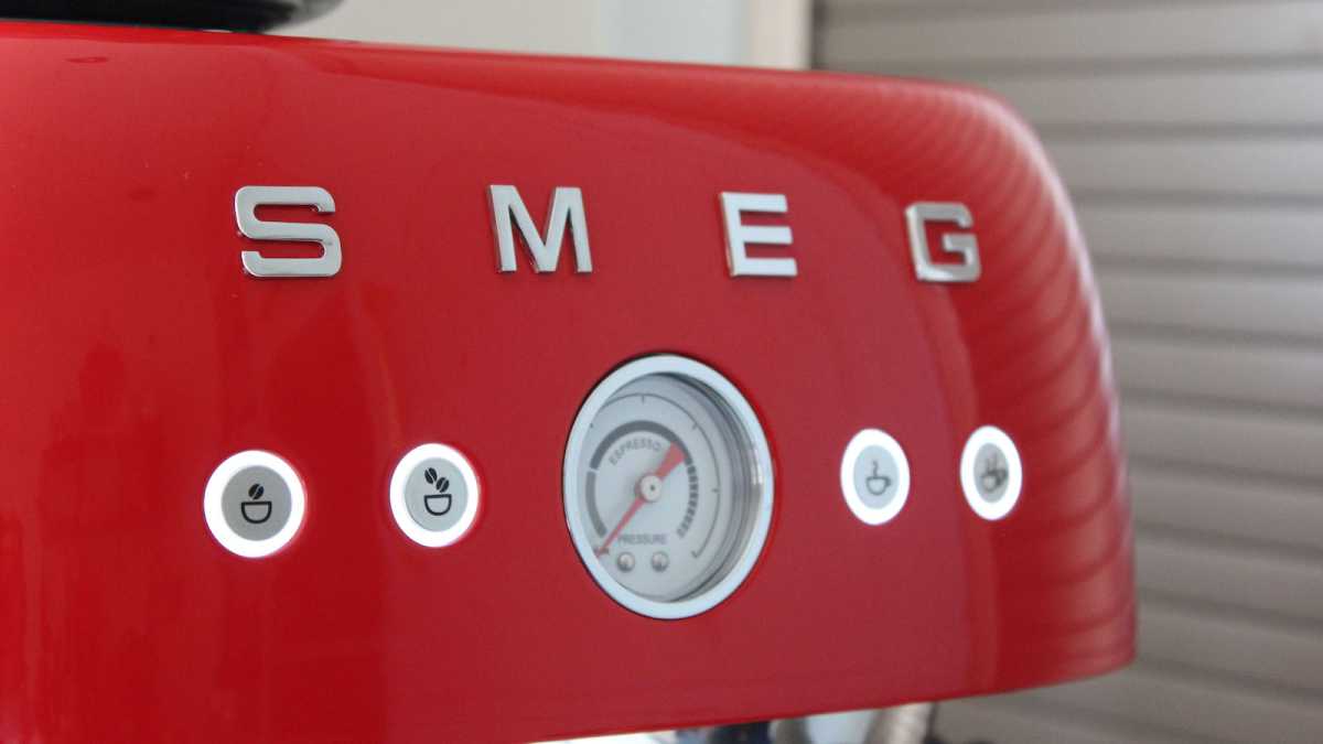 Close-up of the Smeg EGF03 control panel