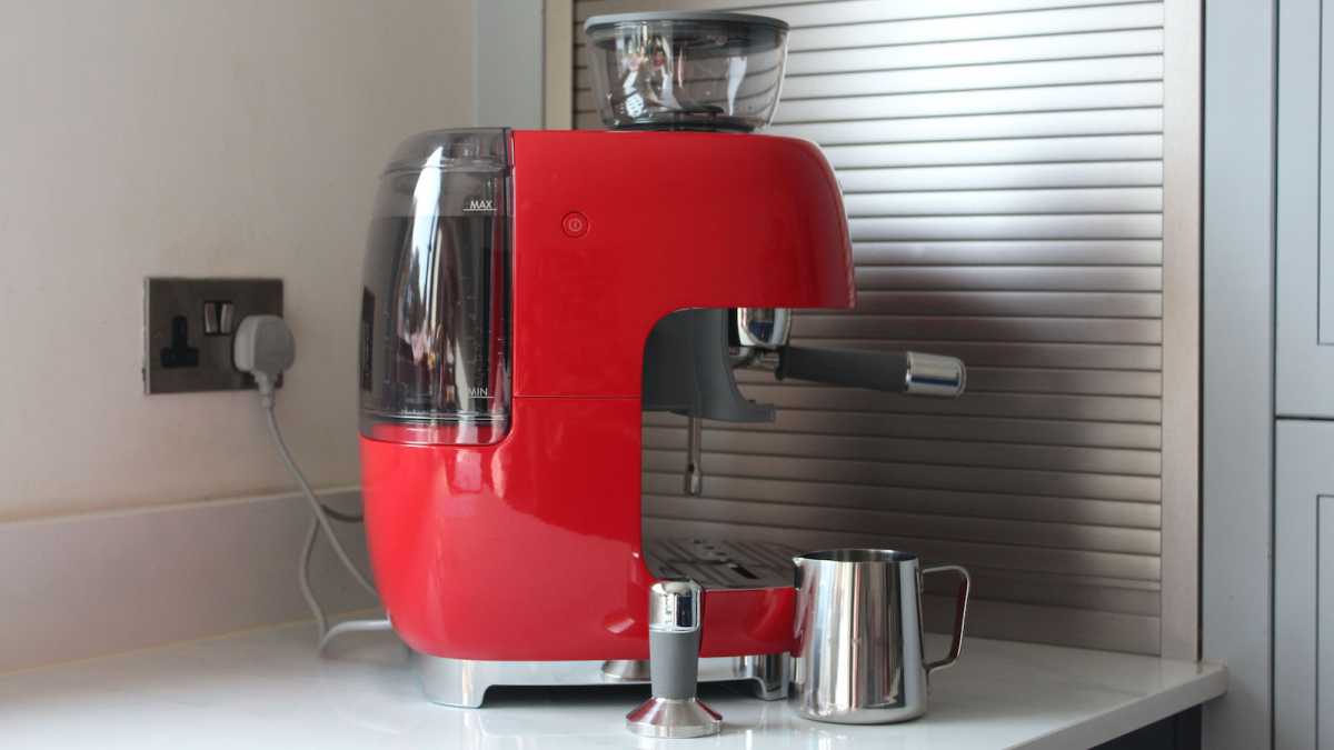 Smeg Manual espresso coffee machine with grinder EGF03BLEU black finish