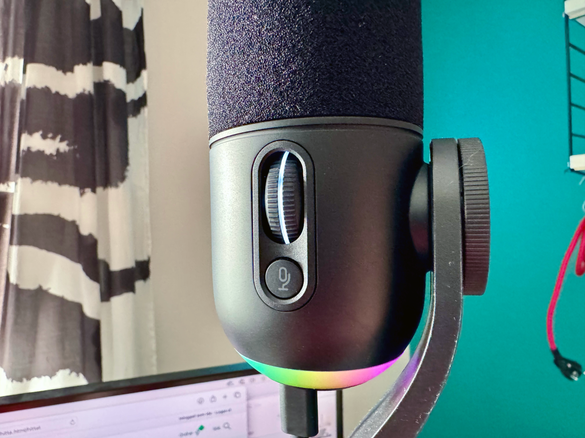 On one side are the two controls you have on the Yeti GX, a scroll wheel for gain and a mute button.