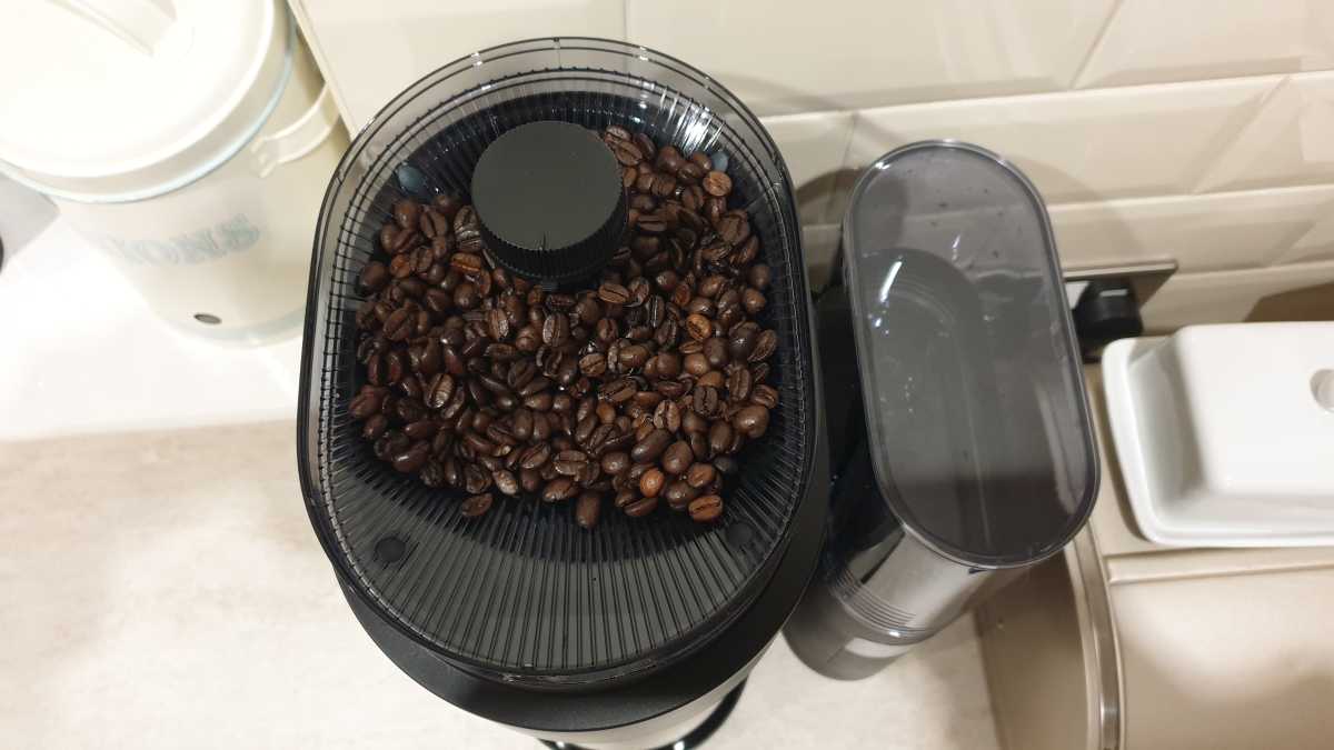 A close up of the Melitta AromaFresh Thermo Pro bean hopper
