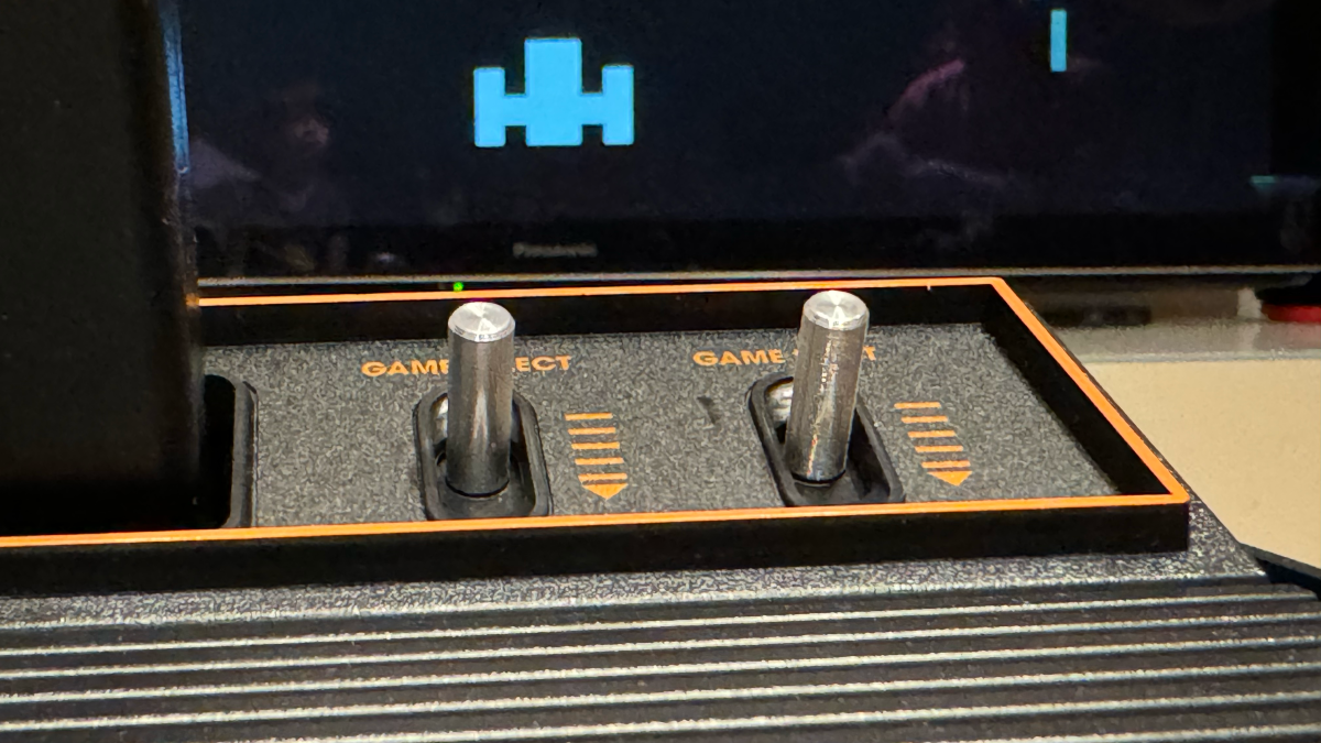 Detaljbild på reglagen på Atari 2600 Plus.
