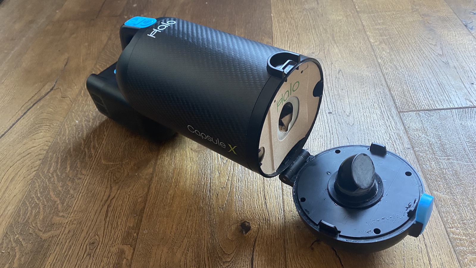 El cuerpo de la cápsula X se abrió para mostrar la bolsa y el contenedor de polvo.