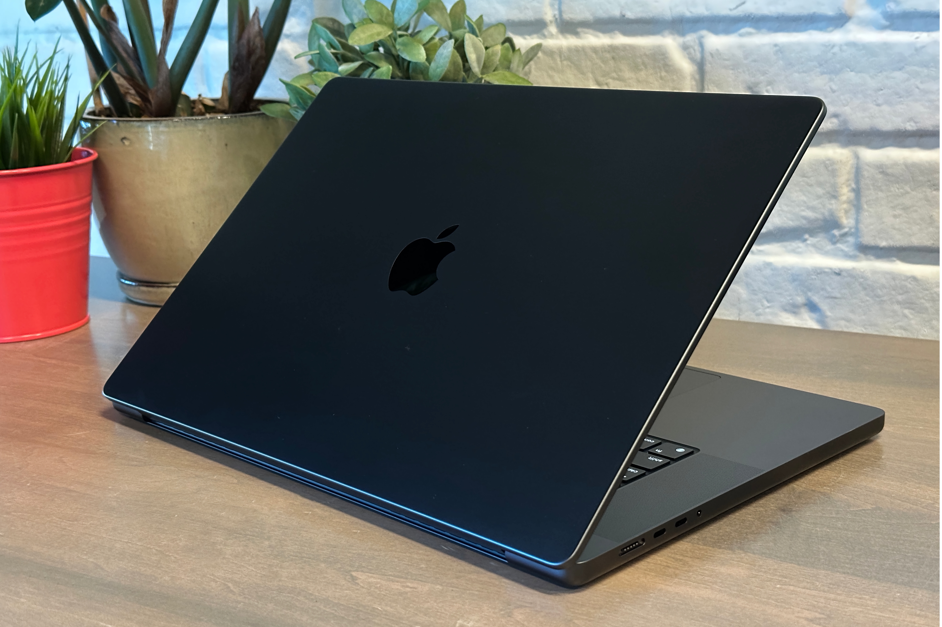 Apple MacBook Pro 16 (late 2023) - Best Overall