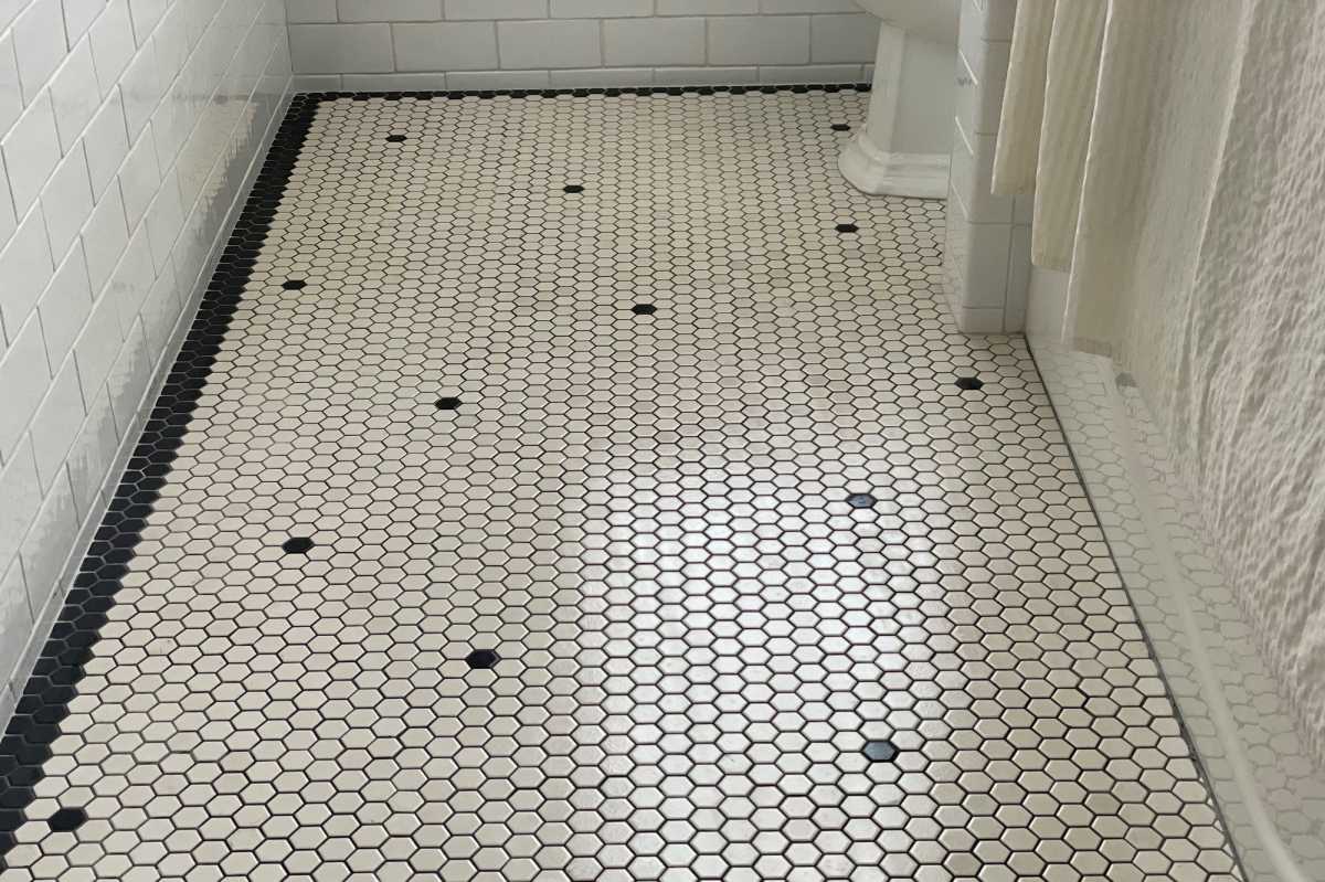 Bathroom floor after cleaning with Eureka New400
