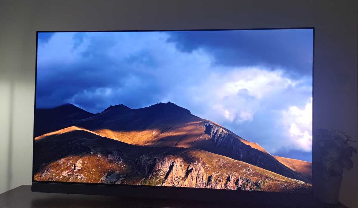 Philips OLED+ 908, A Television with high brightness and ambilight