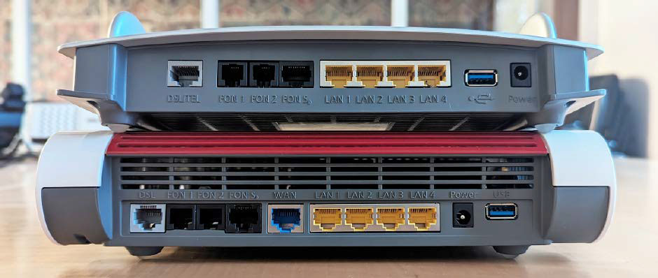 Beide Router lassen sich auch am Internet-Kabel- oder Glasfaseranschluss einsetzen: Das entsprechende Modem verbinden Sie per LAN-Kabel mit dem LAN1- (Fritzbox 7490, oben) beziehungsweise dem blauen WAN-Port.