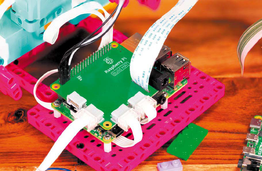 Mit dem HAT für Lego-Bastler eröffnen sich neue Möglichkeiten, um Sensoren und Motoren aus dem Lego-Kosmos per Raspberry zu steuern.