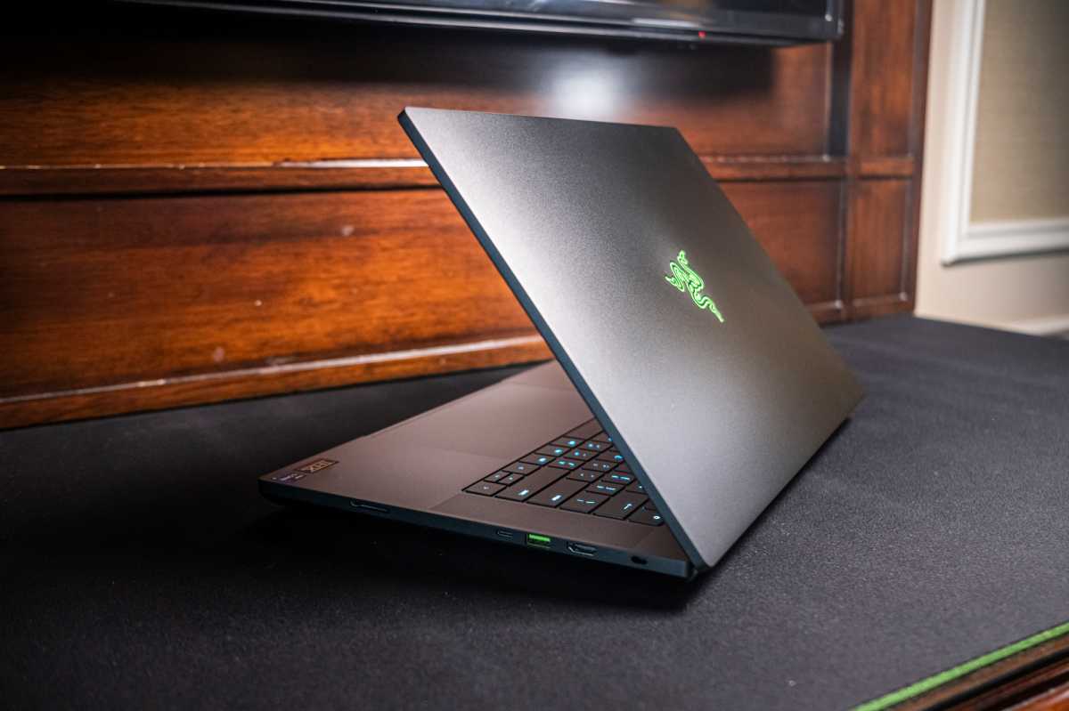 Razer Blade 16 right side 