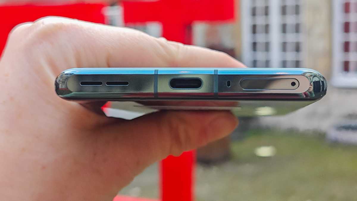 OnePlus 12 USB-C port