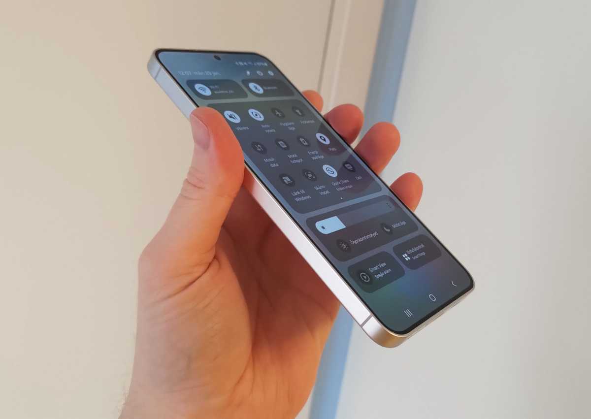 Samsung Galaxy S24 Plus в руках