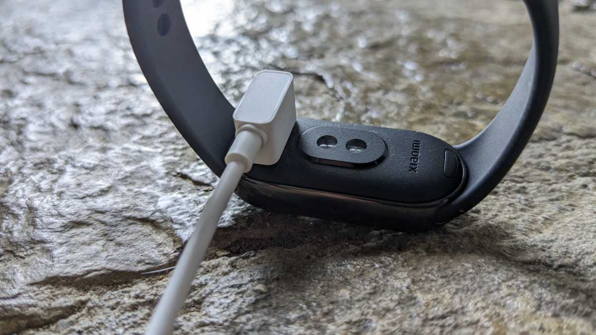 Charging the Xiaomi Smart Band 8