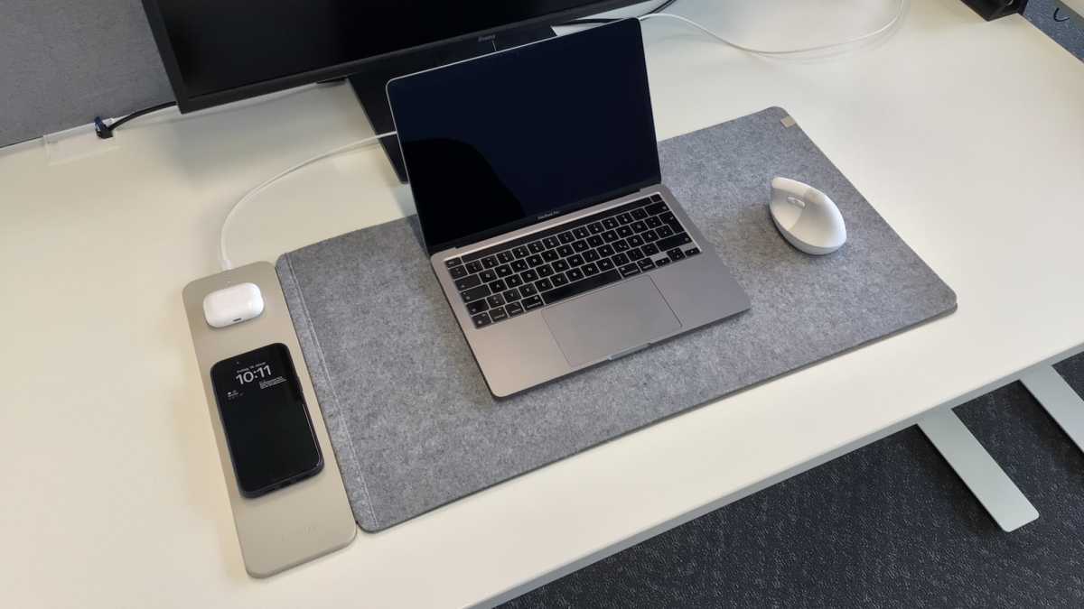 Journey ALTI mit Lederseite nach oben auf einem weißen Tisch; darauf liegen ein iPhone, Airpods, ein Macbook und eine Maus