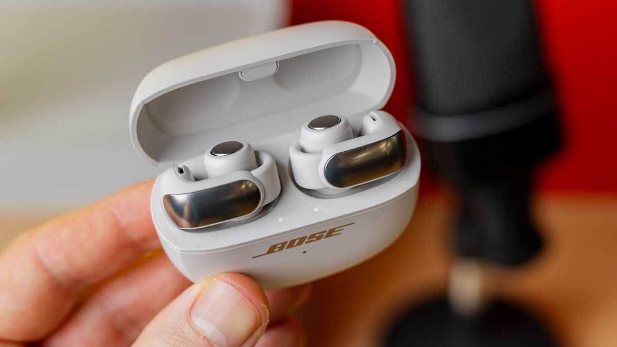 Bose Ultra Open Earbuds seitlich im Gehäuse