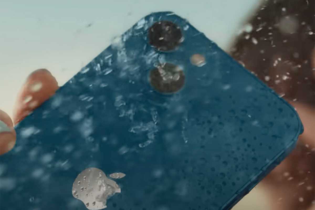 iphone gets splashed with water