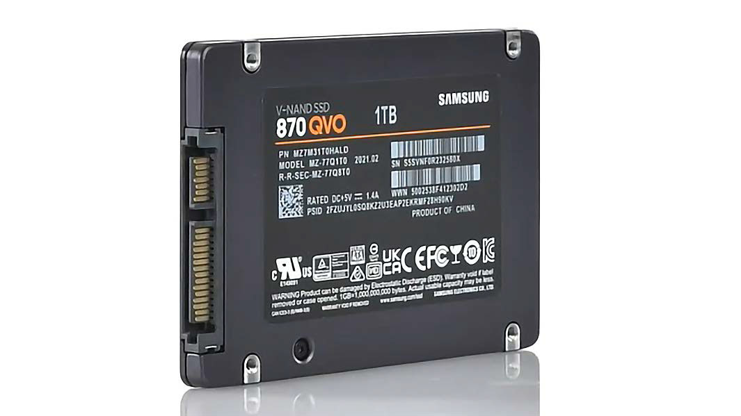 Además de los discos duros magnéticos de 3,5 pulgadas, existen SSD de formato de 2,5 pulgadas que todavía dependen de la interfaz SATA 600.  Estas unidades flash ahora están disponibles en capacidades de hasta 8 TB.