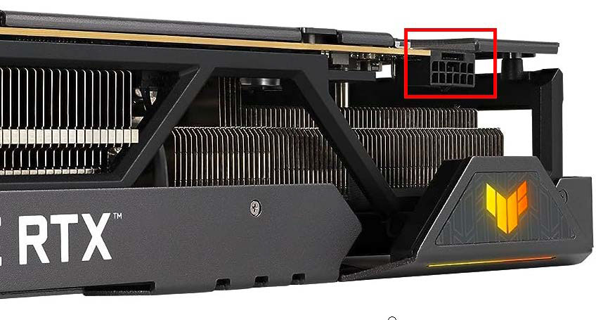 Stromhungrige Grafikkarten wie hier die Asus TUF Geforce RTX 4090 benötigen mehr Leistung, als der PCIe-x16-Steckplatz liefern kann. Extra Stromanschlüsse können inzwischen bis zu 12 Pins aufweisen und darüber mehrere hundert Watt extra bereitstellen – bei einem entsprechend potenten Netzteil.