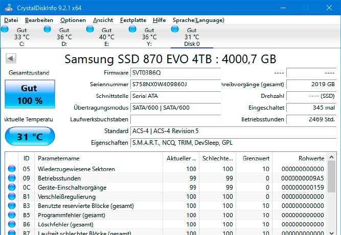 Laufwerke unter Kontrolle: Crystal Disk Info liefert Daten zum Zustand von Festplatten und SSDs. Bei kritischen Werten kann man sich warnen lassen.