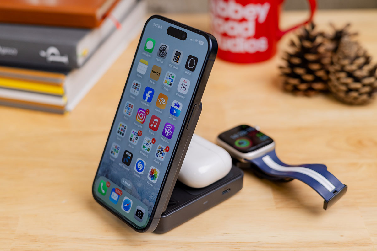 Anker MagGo Wireless Charging Station (Foldable 3-in-1) – Best compact 3-in-1 Apple Watch charger