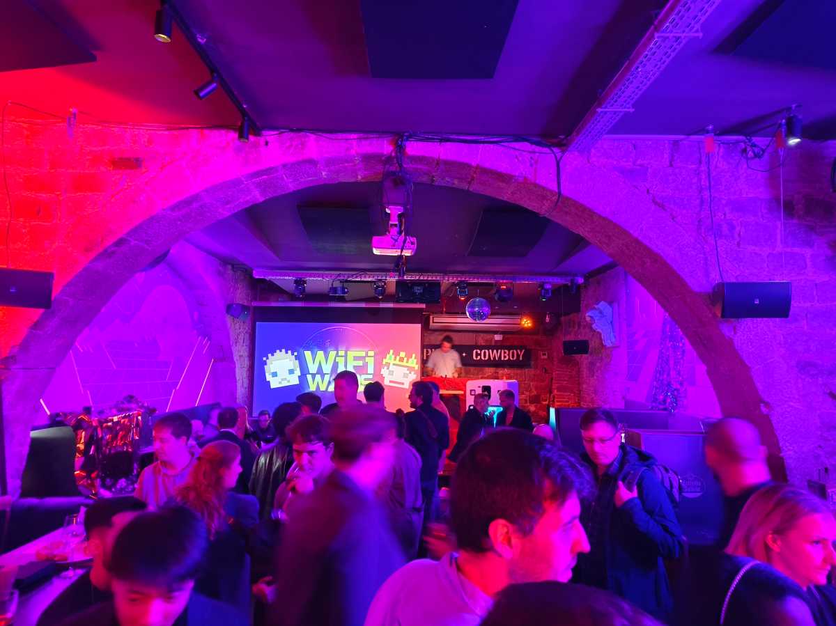 V30 Pro main camera low light