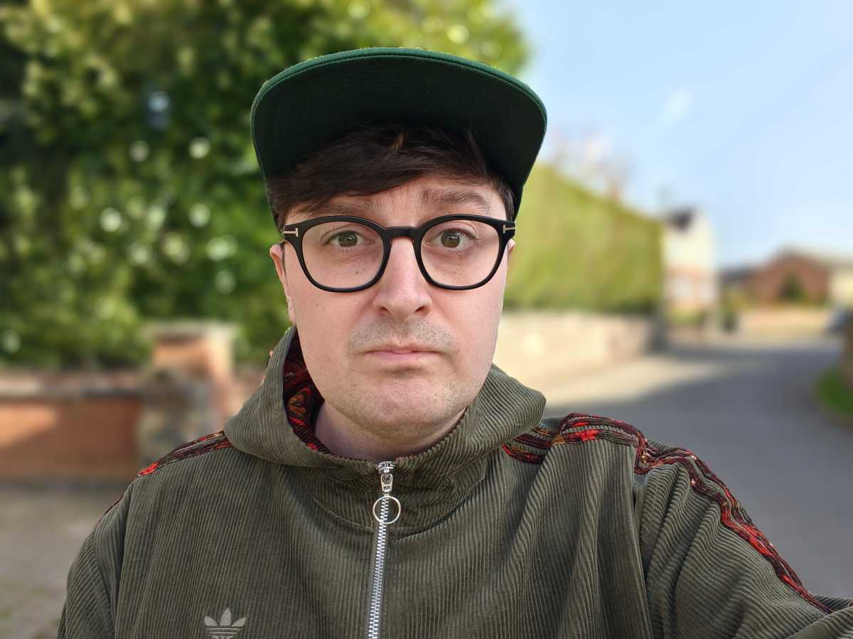 V30 Pro portrait mode selfie