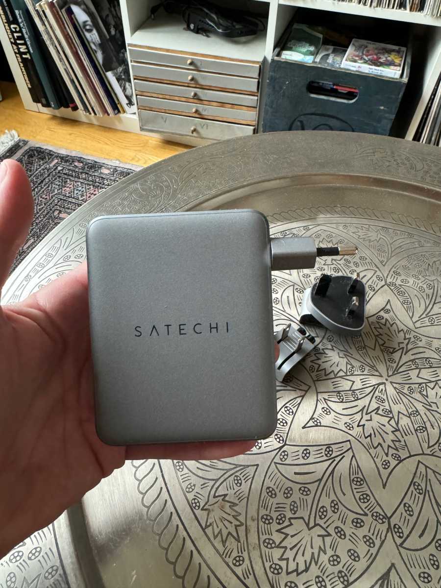 Satechi 145 W USB-C Gan Travel Charger i handen