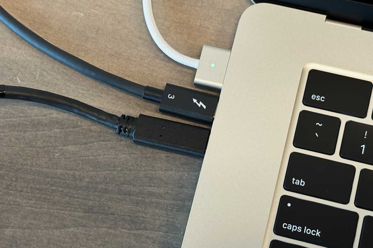 MacBook Air display connectors