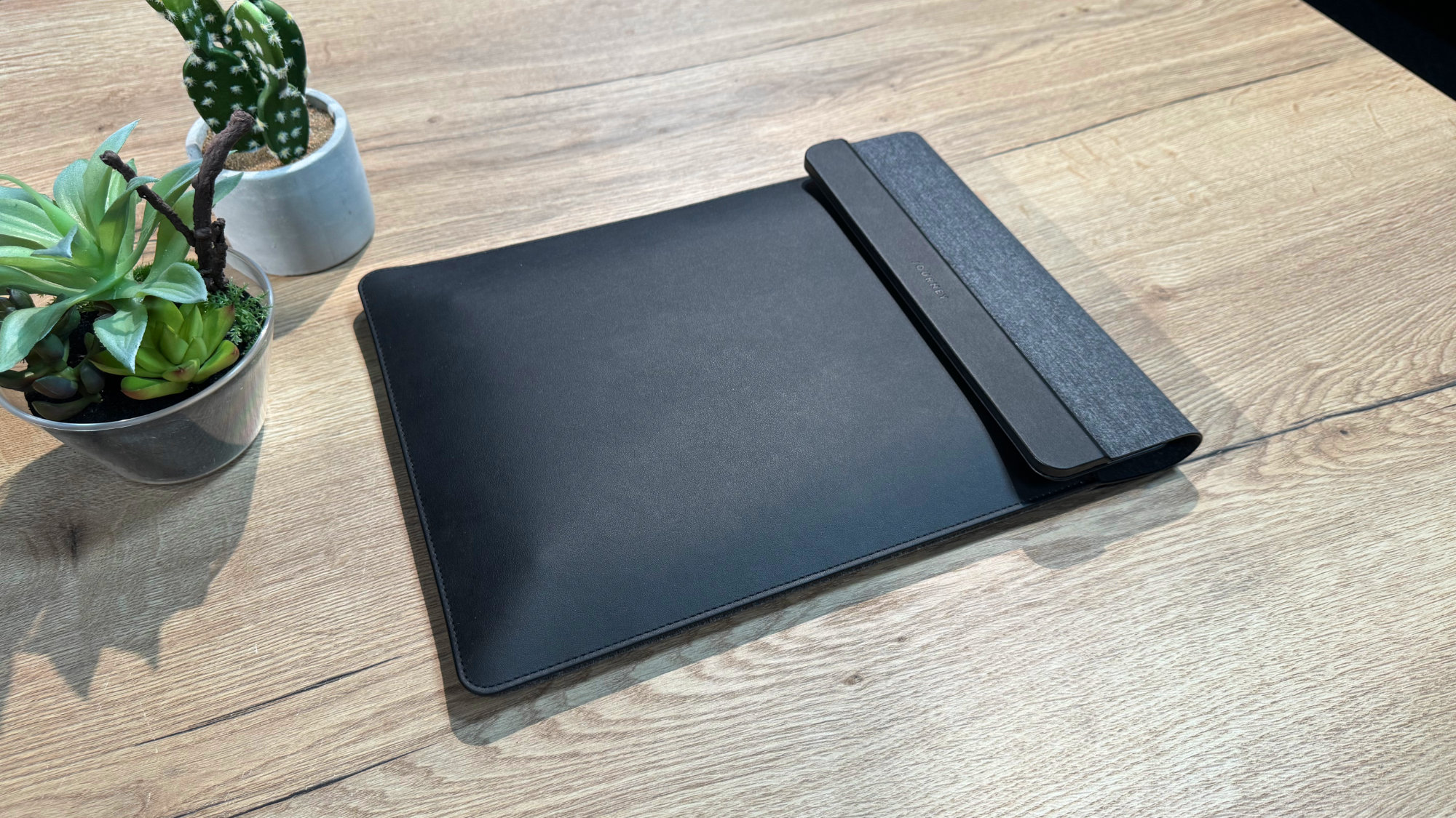 Journey NEXA geschlossen auf einem Holztisch