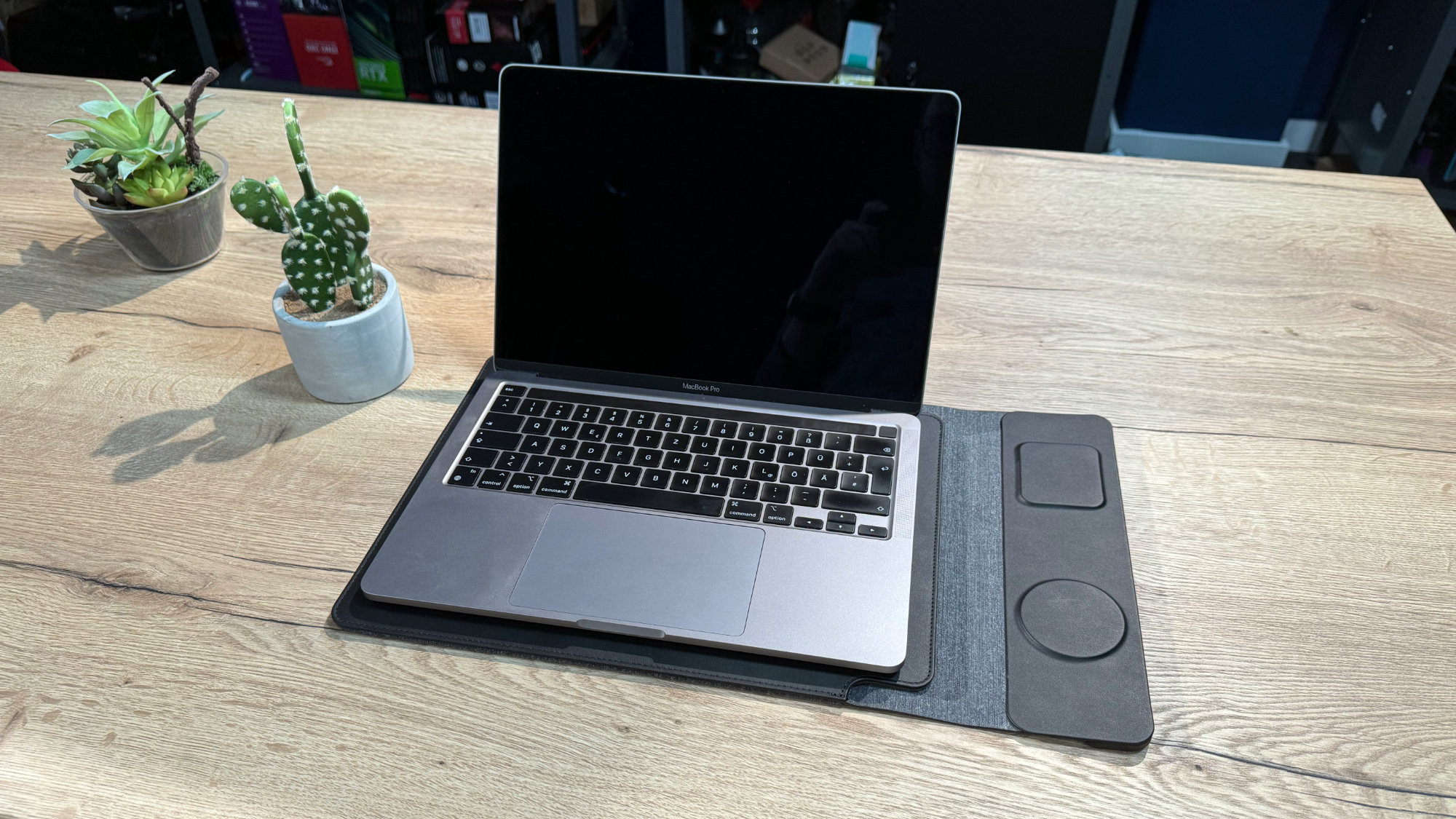 Geöffnetes Macbook Pro steht auf der Journey NEXA