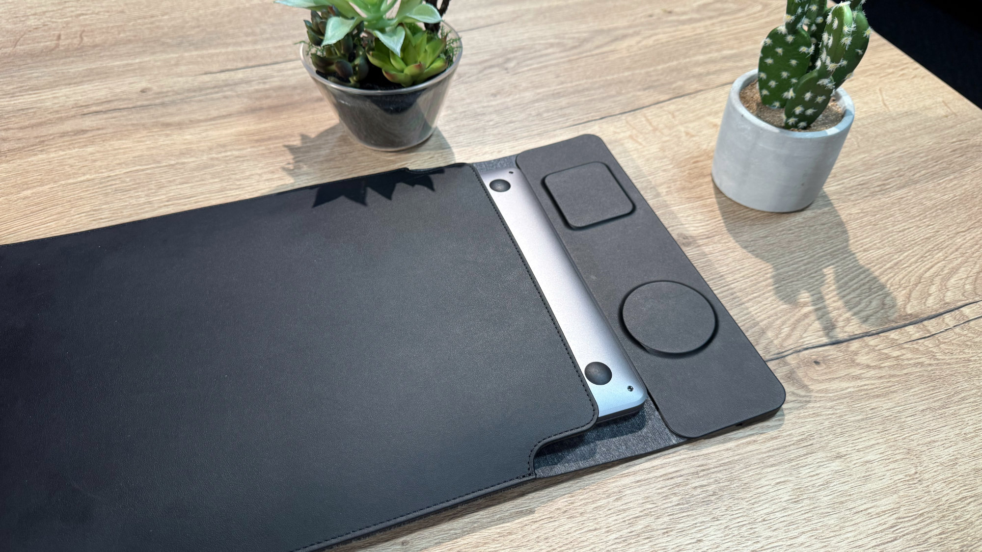 Macbook Pro schaut aus einer geöffneten Journey NEXA heraus