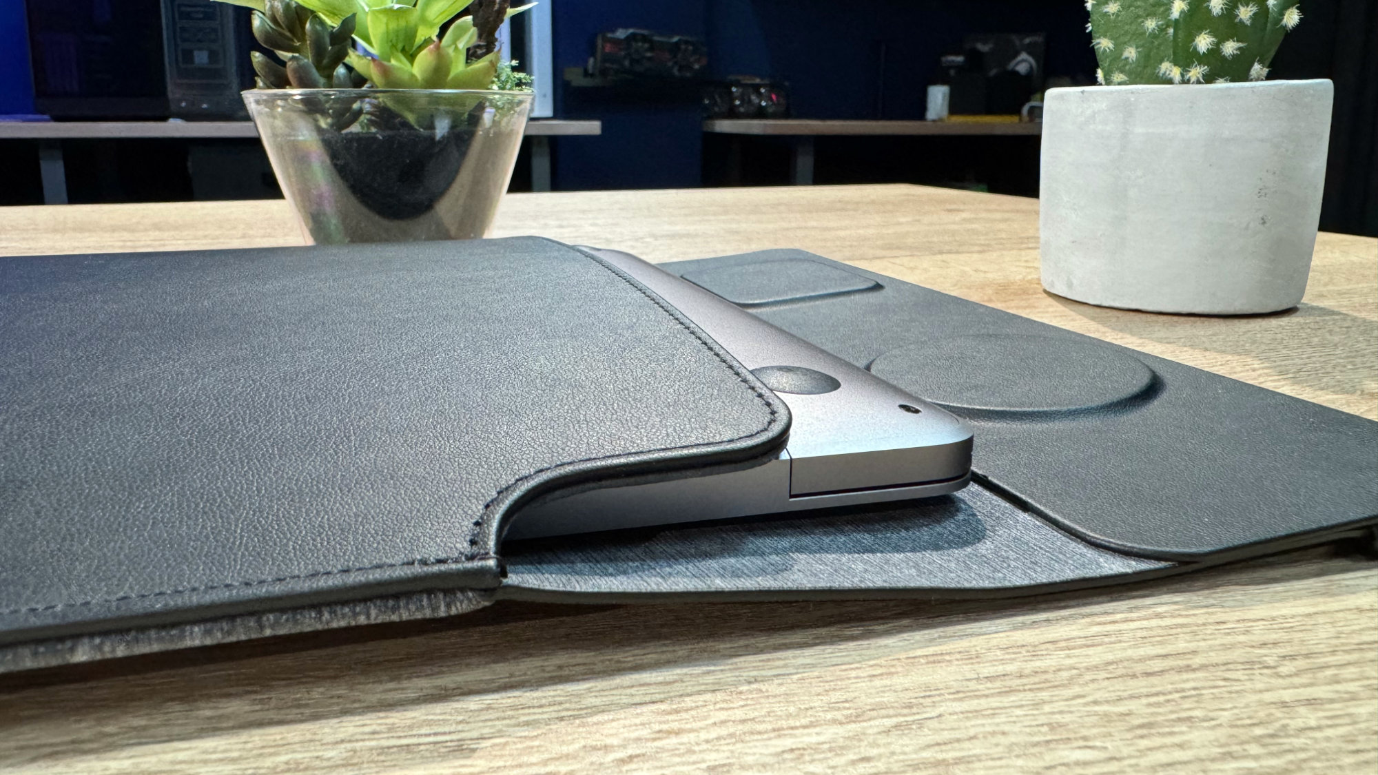 Nahaufnahme eines Macbook Pro, wie es ein Stück aus einer geöffneten Journey NEXA herausschaut