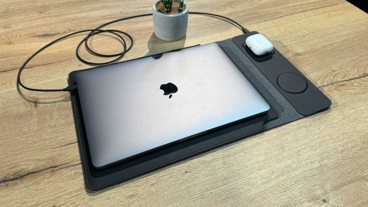 Geschlossenes Macbook Pro auf der Journey NEXA-Schutzhülle, mit einem schwarzen Kabel verbunden