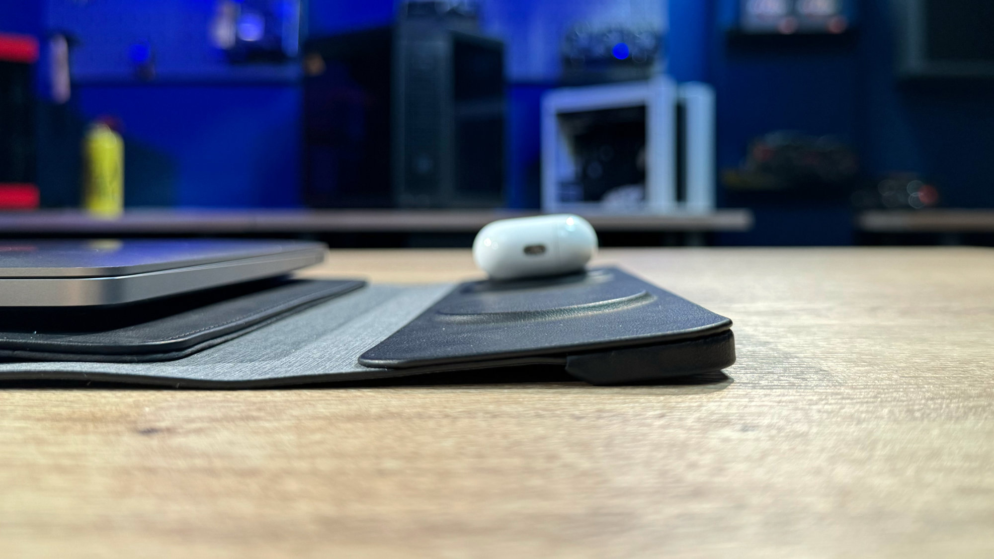 Die Ladegeräte in der Lasche der Journey NEXA liegen geneigt auf dem Tisch