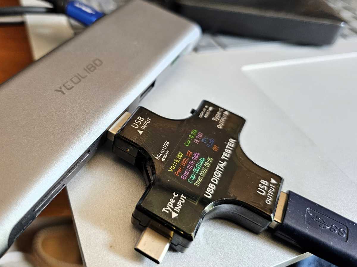 cómo PCWorld prueba la potencia de los concentradores USB-C