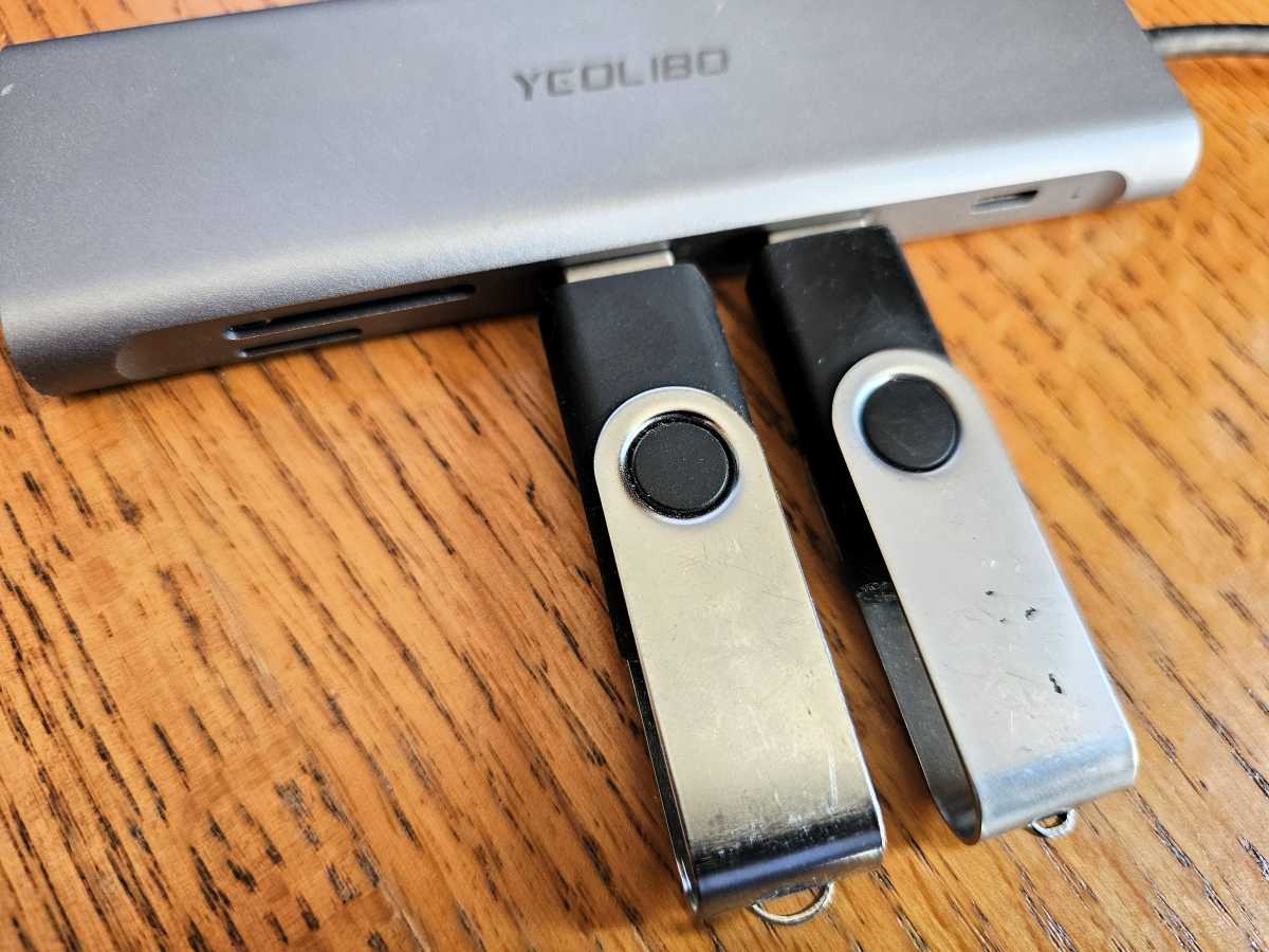 cómo PCWorld prueba las llaves USB de los concentradores USB-C