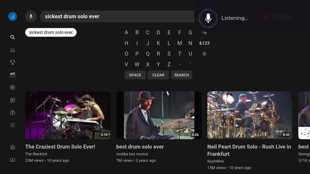 Búsqueda por voz en Roku en la aplicación YouTube, como se muestra en el