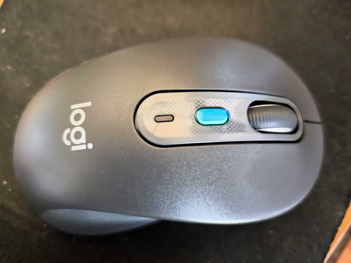 Parte superior del mouse con IA Logitech M750