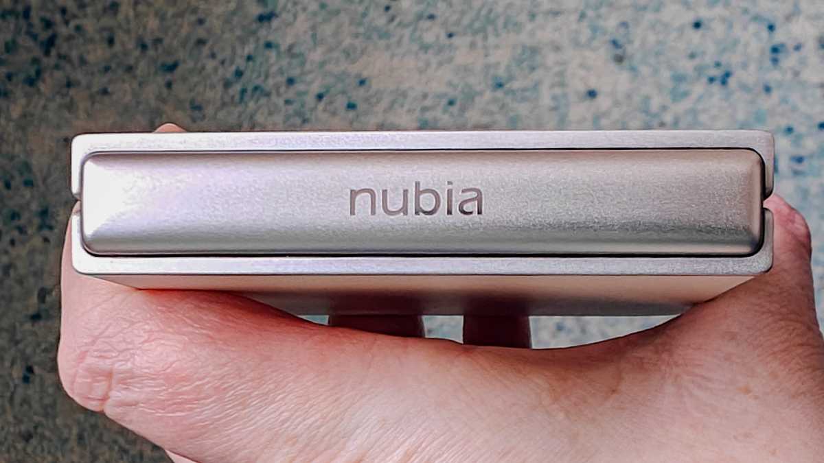 Nubia Flip 5G folded - hinge