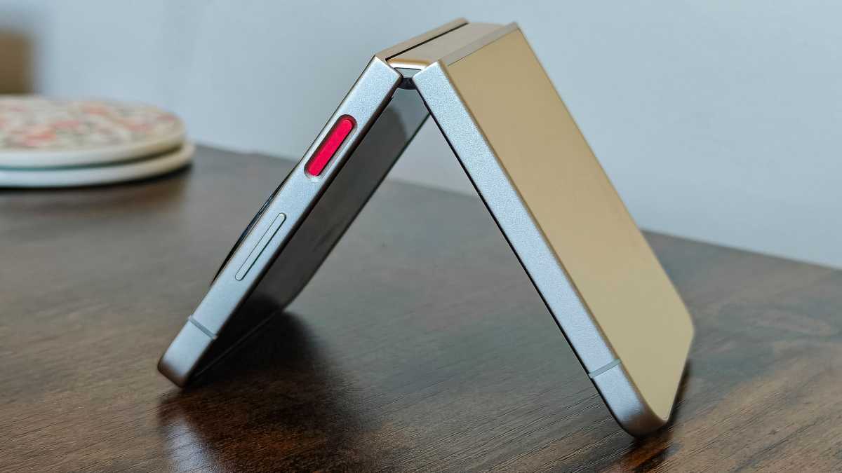 Nubia Flip 5G - Half-folded