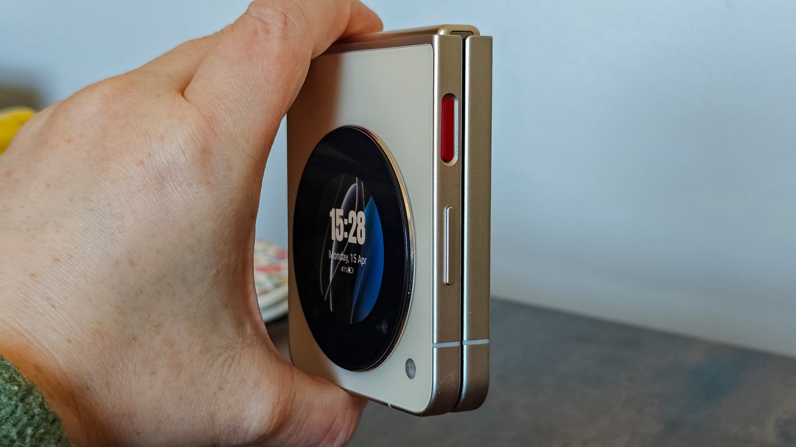 I tested the Nubia Flip 5G, the most affordable flip phone, and the results were surprising