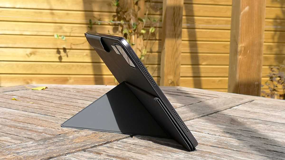 Xiaomi Pad 6S Pro в чехле Pro Cover, вид слева